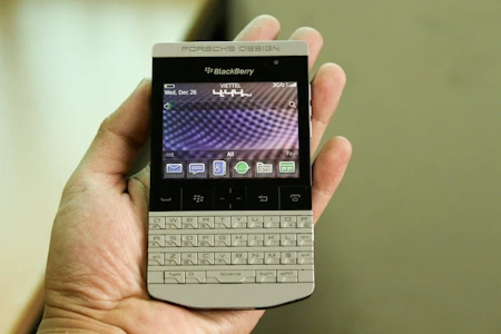 Trên tay BlackBerry Porsche Design P’9981 chính hãng ảnh 2
