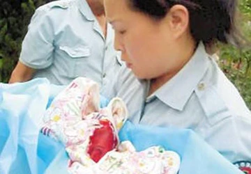 Hài nhi cụt ngón tay út bị vứt ngoài bụi cỏ ảnh 2