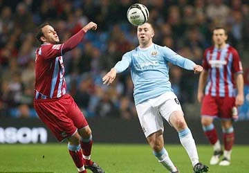 Tiền vệ Man City bị bắt vì tấn công fan M.U ảnh 1 Tiền vệ Man City bị bắt vì tấn công fan M.U ảnh 1