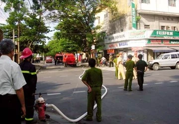 Đạn nổ giữa thành phố Huế ảnh 1