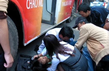 Vụ nữ sinh bị xe buýt cán nát đùi: Lỗi cả hai bên ảnh 1