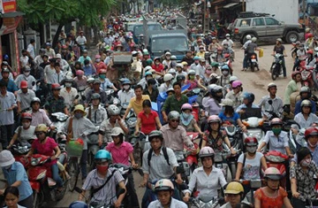 Xe tải lật nghiêng vì "trúng bẫy" đào đường ảnh 3