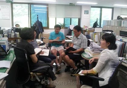 Công chức mặc mát mẻ để tiết kiệm điện ảnh 1