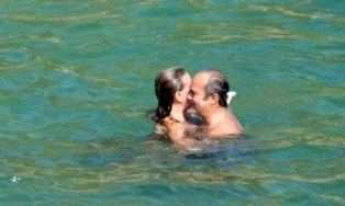 Giám mục mất chức vì ôm bạn gái mặc bikini ảnh 1