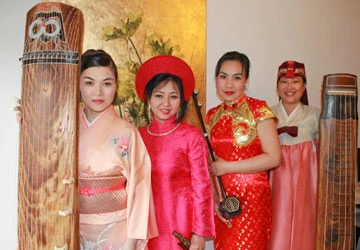 Dân ca Việt hòa đàn cổ Nhật, Hoa, Hàn ảnh 1