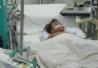 Mẹ bất cẩn, con 1 tuổi cấp cứu vì uống phải dầu gió ảnh 1