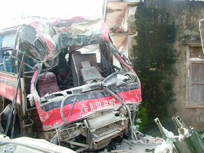 Lái xe ngủ gật, xe lao vào nhà dân khiến 6 người nhập viện ảnh 2