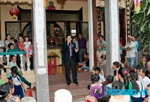 Kim Tử Long làm từ thiện với Long Nhật sau scandal đánh bạc ảnh 1