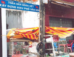 Trước cổng khu phố 3, P25QBT