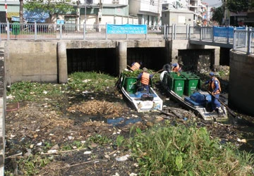 Khó trị nạn xả rác xuống kênh ảnh 1