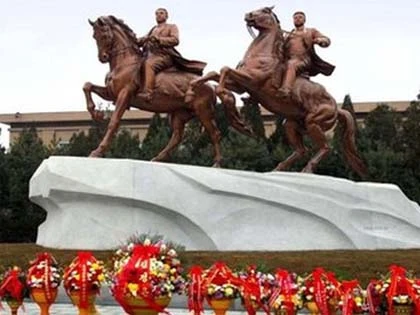 Trình làng tượng đồng khổng lồ của Kim Jong-il ảnh 1