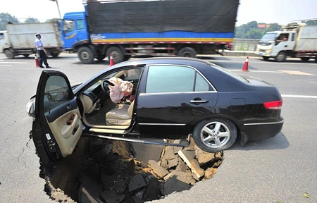 Tài xế thoát chết khi ô tô bị “hố địa ngục” nuốt trọn ảnh 2