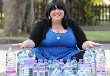 Cô gái nghiện nước ảnh 1