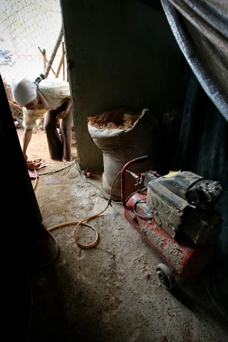 Những người làm việc "dưới âm phủ" ảnh 4 Những người làm việc "dưới âm phủ" ảnh 4