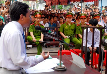 Bảo đảm quyền bào chữa - Bài 2: LS chỉ có mặt “cho đủ tụ”? ảnh 1