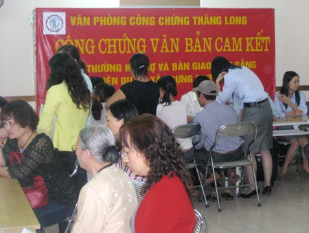 Tất cả cùng đi công chứng. Ảnh: Cao Minh