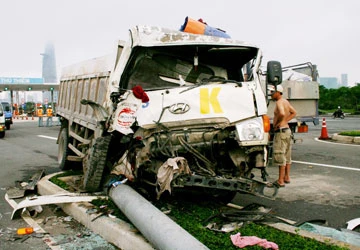 Xe ben gây tai nạn trước cửa hầm Thủ Thiêm ảnh 1