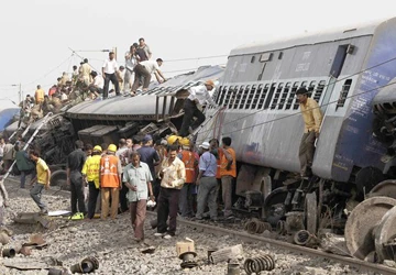 Đường ray bị phá hoại, 71 người chết ảnh 1