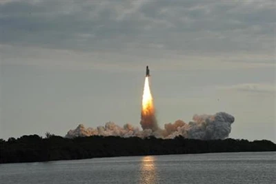 Cận cảnh tàu con thoi Endeavour "xé gió" lần cuối ảnh 4