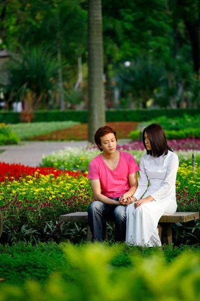 "Cặp đôi" Lương Mạnh Hải và Tăng Thanh Hà trong phim "Bỗng dưng muốn khóc". Ảnh: BHD