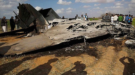 Xác chiếc F-15E Strike Eagle của Mỹ rơi xuống miền đông Libya. Ảnh: AP