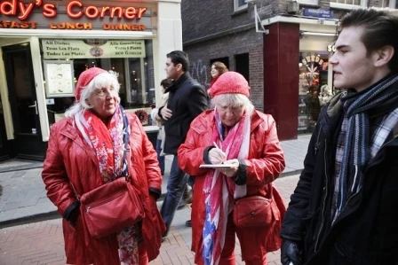 Cặp gái gọi song sinh “giải nghệ” ở tuổi 70 ảnh 2