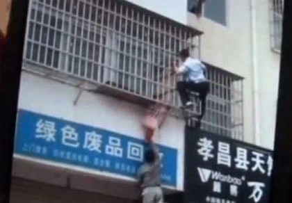 Trung Quốc: Giải cứu em bé treo đầu trên “chuồng cọp” ảnh 1