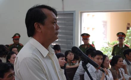 Trực tiếp phiên xử vụ án nhà báo Hoàng Hùng- phần 1: Bà Liễu bị chồng đánh trước khi đốt chồng? ảnh 14 Trực tiếp phiên xử vụ án nhà báo Hoàng Hùng- phần 1: Bà Liễu bị chồng đánh trước khi đốt chồng? ảnh 14