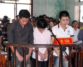 Dàn cảnh để cướp, cả bọn đi tù ảnh 1