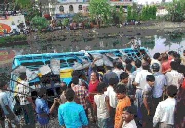 Xe ăn cưới lao xuống hồ, 26 người chết ảnh 1