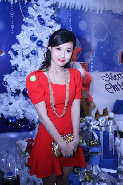 Midu diện đầm đỏ rực đi xem phim võ hiệp 3D ảnh 2