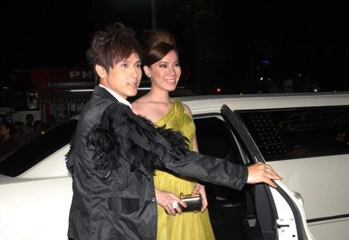 Nguyên Vũ - Chung Thục Quyên tình tứ bên siêu xe ảnh 5