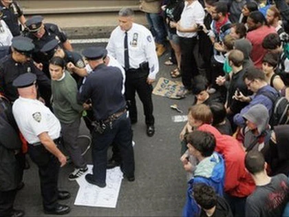 Biểu tình ở phố Wall, hàng trăm người bị bắt ảnh 3