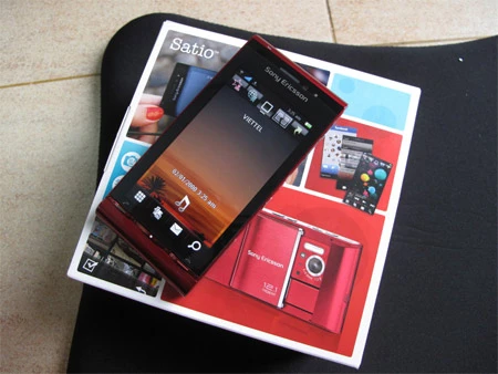 Sony Ericsson Satio giá 15,5 triệu đồng ảnh 1