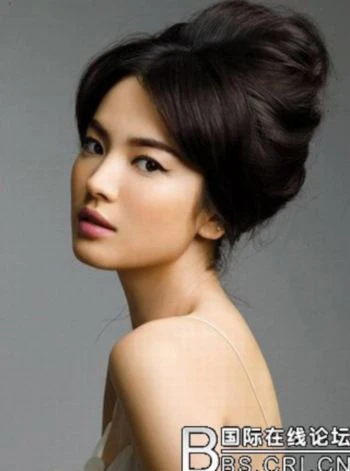 2. Song Hye Kyo: Bộ phim “Trái tim mùa thu” có sự tham gia diễn xuất của cô đã lấy không biết bao nhiêu nước mắt của khán giả. Còn trong “Ngôi nhà hạnh phúc”, cô lại đem đến cho khán giả những nụ cười vui vẻ. Mặc dù Song Hye Kyo hơi mập, nhưng khán giả vẫn cảm thấy cô rất xinh đẹp và tươi tắn tự nhiên. 2. Song Hye Kyo: Bộ phim “Trái tim mùa thu” có sự tham gia diễn xuất của cô đã lấy không biết bao nhiêu nước mắt của khán giả. Còn trong “Ngôi nhà hạnh phúc”, cô lại đem đến cho khán giả những nụ cười vui vẻ. Mặc dù Song Hye Kyo hơi mập, nhưng khán giả vẫn cảm thấy cô rất xinh đẹp và tươi tắn tự nhiên.
