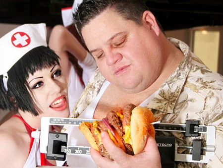 Nhà hàng mang tên Heart Attack Grill ở bang Arizona, Mỹ, chuyên phục vụ đồ ăn nhanh, trong đó có burger cỡ bự. Trước khi vào nhà hàng này, khách được cảnh báo bằng một tấm biển lớn đề chữ: "Nơi này không tốt cho sức khỏe của bạn". Nhà hàng mang tên Heart Attack Grill ở bang Arizona, Mỹ, chuyên phục vụ đồ ăn nhanh, trong đó có burger cỡ bự. Trước khi vào nhà hàng này, khách được cảnh báo bằng một tấm biển lớn đề chữ: "Nơi này không tốt cho sức khỏe của bạn".