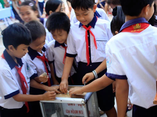 Vụ nghi trộm tiền hỏi cung học sinh lớp 2: Cô giáo khóc khi xin lỗi ảnh 2