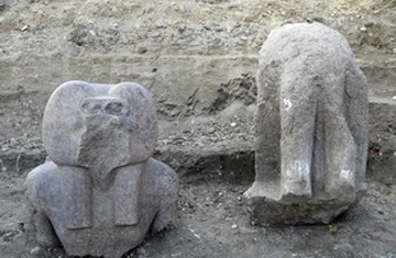 Tìm thấy tượng Pharaoh và thần cổ đại tại Ai Cập ảnh 1