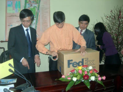 Hồ sơ hoàn chỉnh của Hoàng thành Thăng Long được đóng gói để gửi tới UNESCO sáng 19/01 - Ảnh: Tuấn Hải