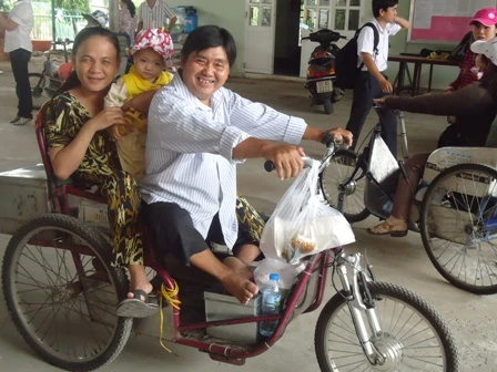 Ông Tây làm xe lắc điện tặng người khuyết tật Việt Nam ảnh 3 Ông Tây làm xe lắc điện tặng người khuyết tật Việt Nam ảnh 3
