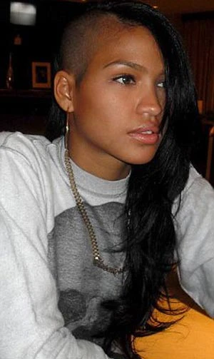 Kiểu đầu gây tranh cãi mới đây của Cassie. Ảnh: Twitter.