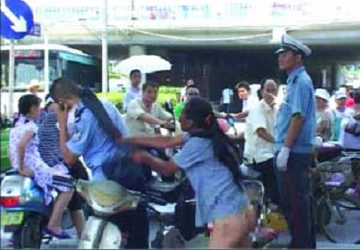 Tụt quần đánh cảnh sát giao thông ảnh 1