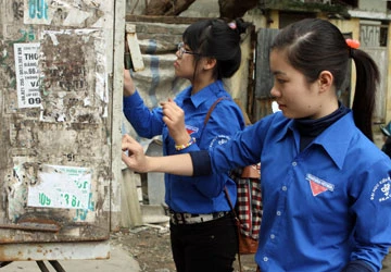 Thanh niên Hà Nội ra quân xóa quảng cáo, rao vặt trái phép ảnh 1