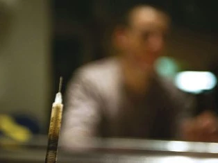 Làm gì khi bị kim tiêm đâm? ảnh 1