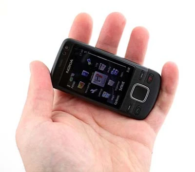 Kích thước 93 x 45 x 14 mm, nặng 110 gram, 6600i Slide khá gọn gàng khi cầm trong lòng bàn tay.