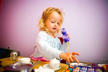 Tạo sự sinh động cho bức ảnh hơn là nhìn vào ống kính và cười.