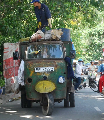 Xe chở rác gây mất vệ sinh ảnh 1