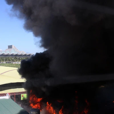 Cháy lớn trong khuôn viên siêu thị Big C Thăng Long ảnh 1