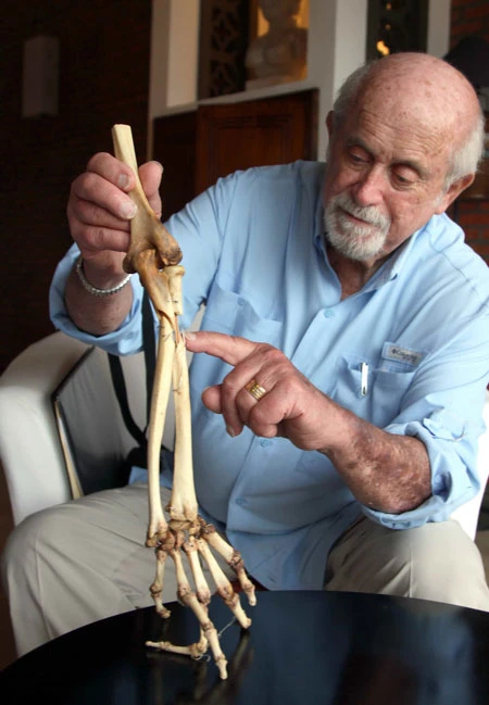 Bác sĩ Mỹ trả xương tay cho người lính Việt Nam ảnh 2