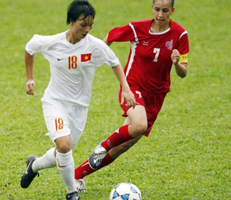 Minh Nguyệt (18) phải tạm xa đội tuyển nữ để điều trị vết rắn cắn